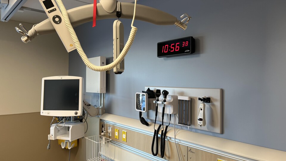 Des instruments médicaux accrochés à un mur.
