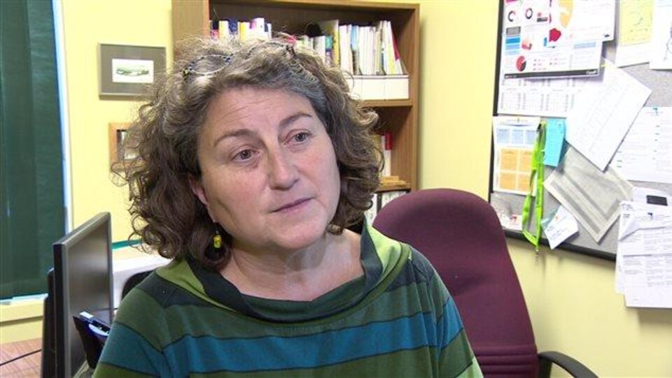 Frédérique Baudemont devant son bureau.