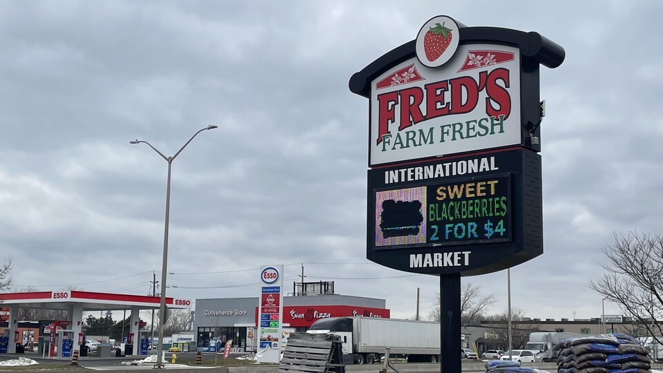 Un panneaux de Fred's Farm Fresh.