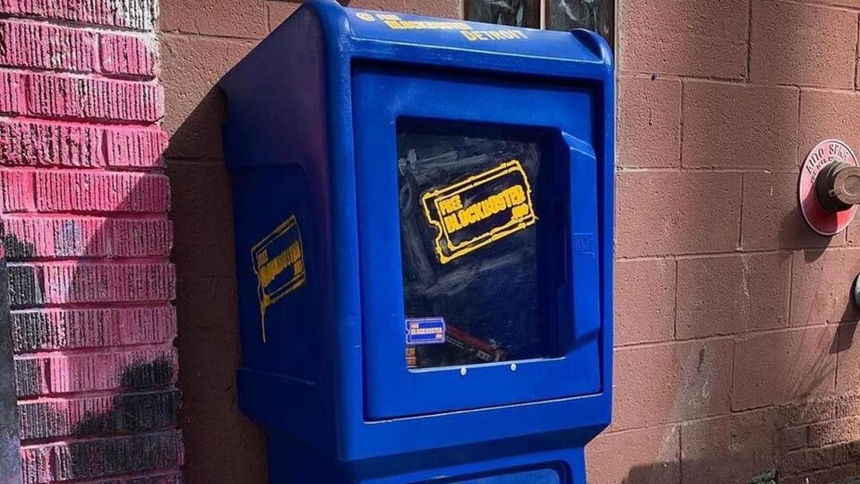Une boîte bleue ressemblant à une distributrice à journaux avec le logo de Blockbuster.