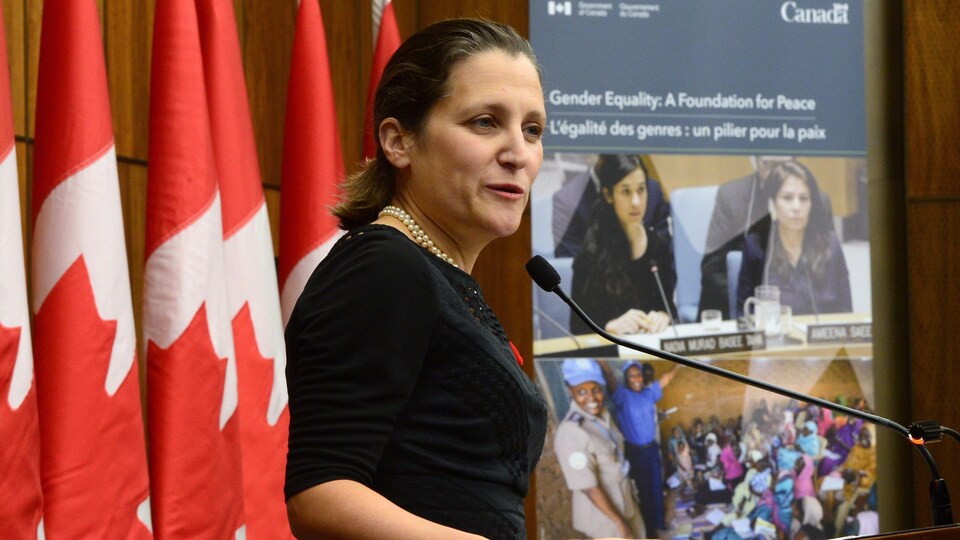 La ministre des Affaires étrangères Chrystia Freeland a présenté un plan national sur le rôle des femmes dans les processus de paix, à Ottawa.