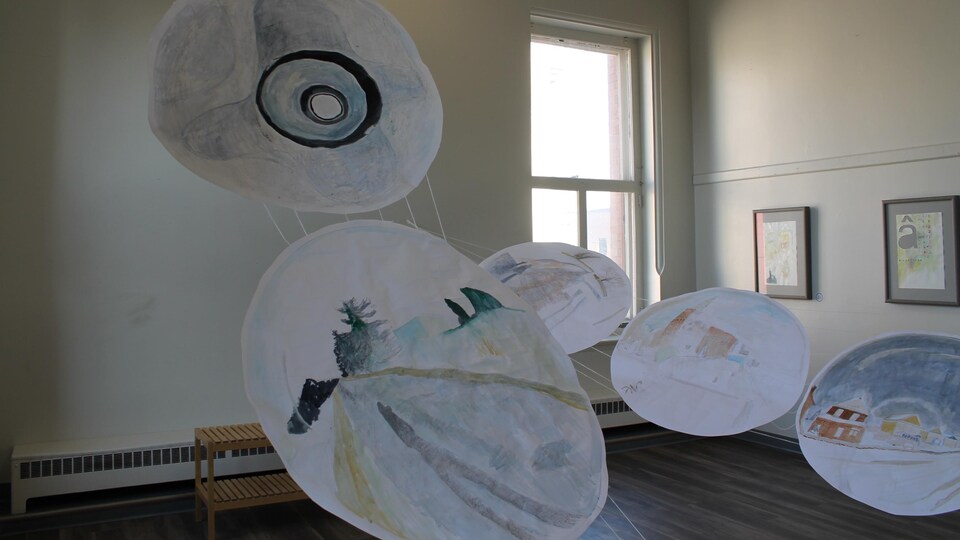Une exposition visuelle dans une salle