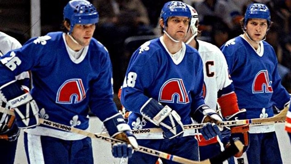 De gauche à droite : Peter, Marian et Anton Stastny lors d’un match opposant les Nordiques de Québec aux Islanders de New York.