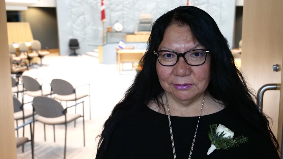 Frieda Martselos se tient devant l'Assemblée législative des Territoires du Nord-Ouest. 