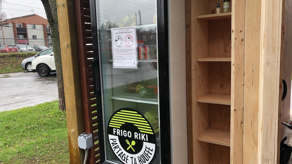 Un réfrigérateur communautaire extérieur inauguré à