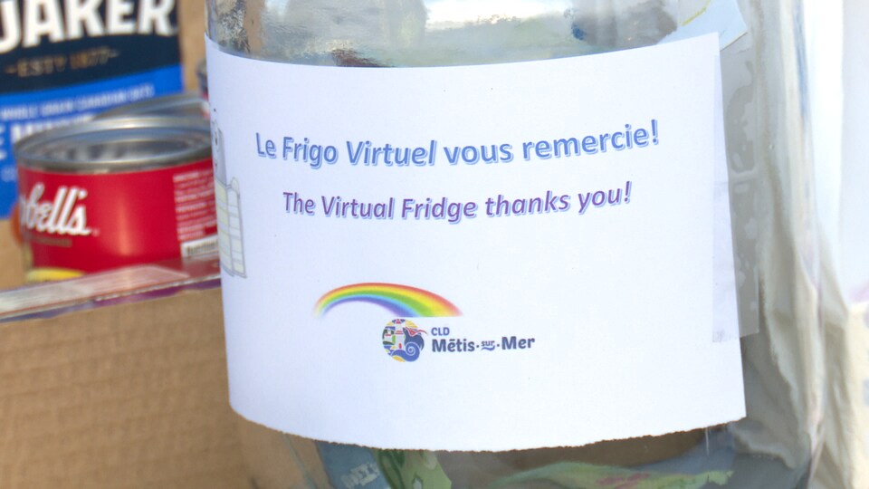 Une étiquette où l'on peut lire « Le Frigo Virtuel vous remercie! » est collée sur une bouteille de plastique.