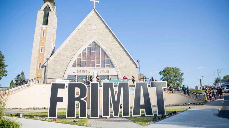 Une plaque indiquant FRIMAT posée devant une église à Val-d'Or