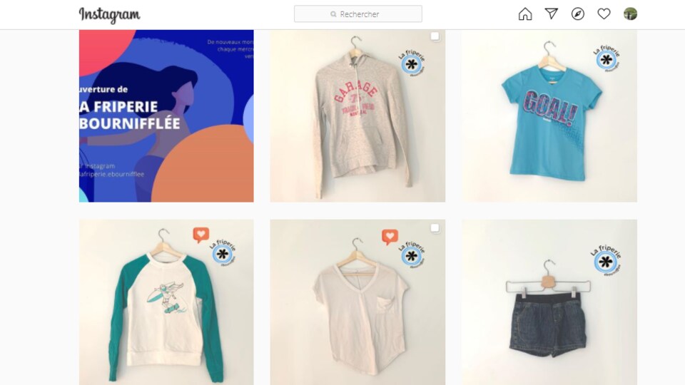 Des vêtements sont accrochés sur un cintre pour les présenter sur la page Instagram.