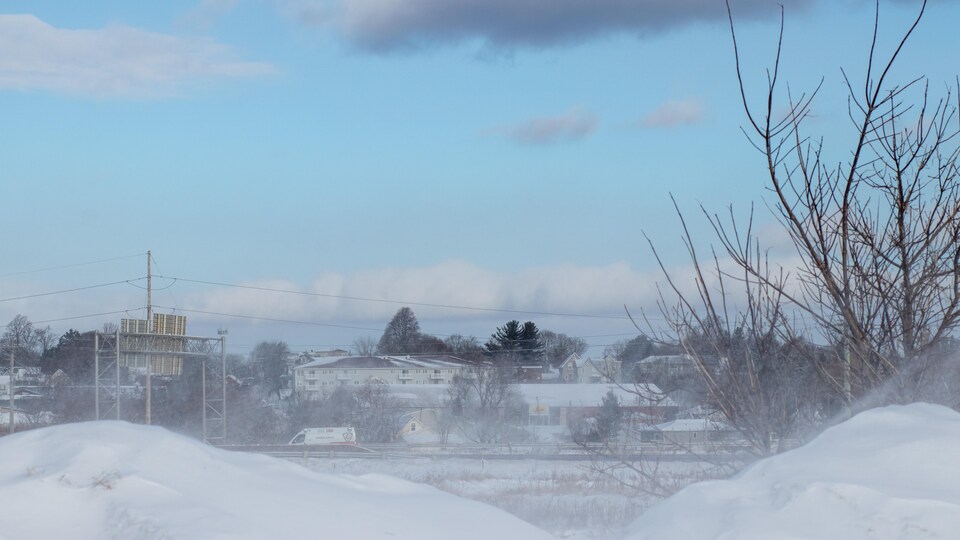 De la neige emportée par le vent.