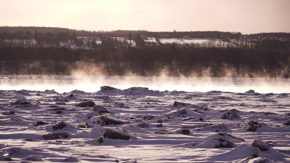 De la fumée de condensation s'échappe du fleuve Saint-Laurent.