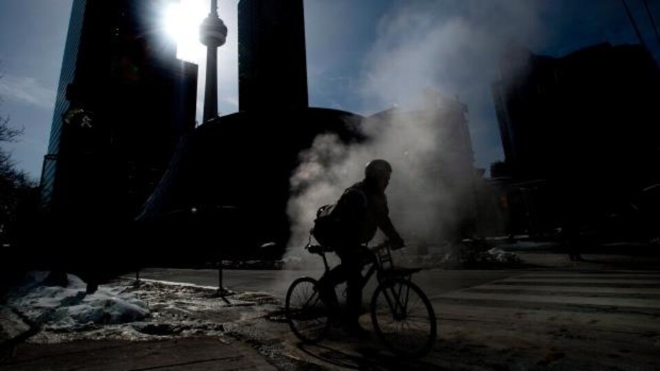 Un cycliste à Toronto en hiver.