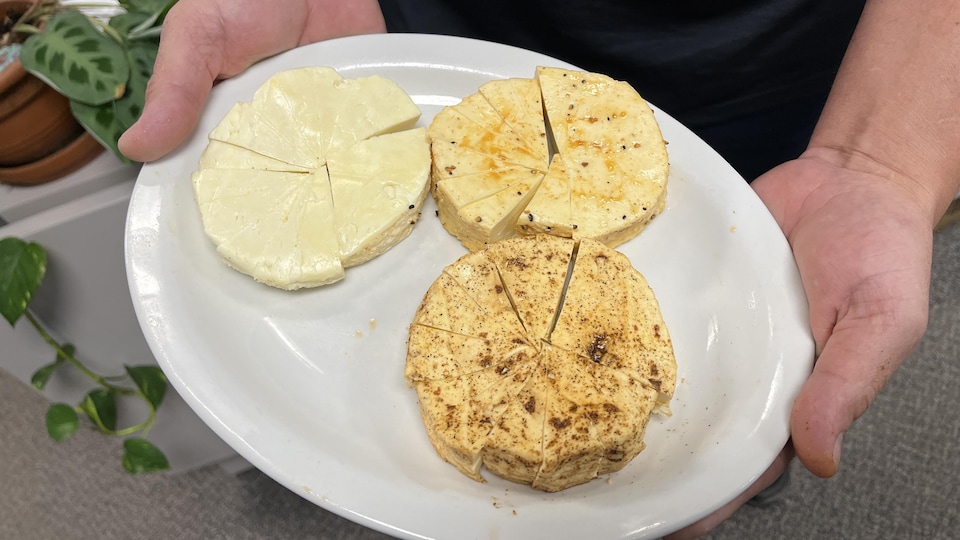 Guillaume Lemieux présente une assiette de trois fromages, nature, au piment fumé et érable poivre et chipotle.