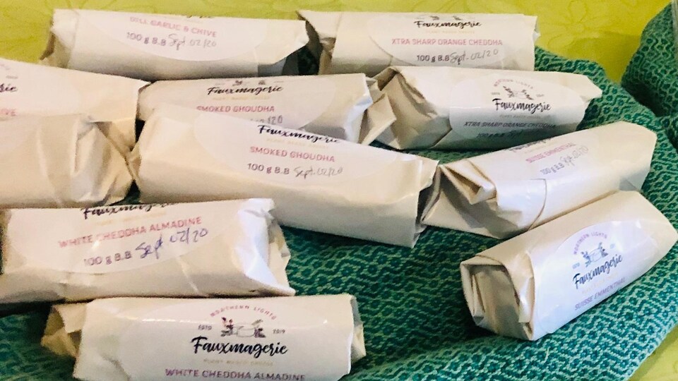 Un plat de fromages à base de plantes.