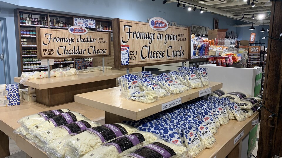 Des sacs de fromage à la Fromagerie St-Albert.