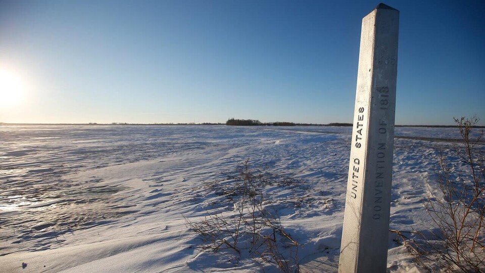 Une borne frontalière près d'Emerson, au Manitoba.