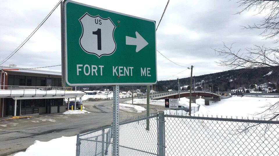 Panneau routier près de la frontière pointant dans la direction de Fort Kent.