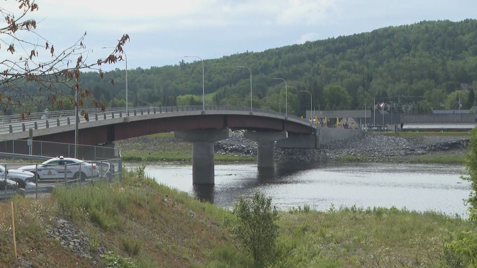 Un pont frontalier sur une rivière. Le Maine se trouve de l'autre côté.