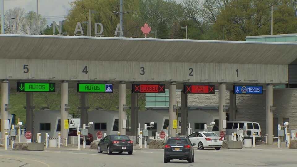 Un passage de la frontière entre le Canada et les États-Unis.
