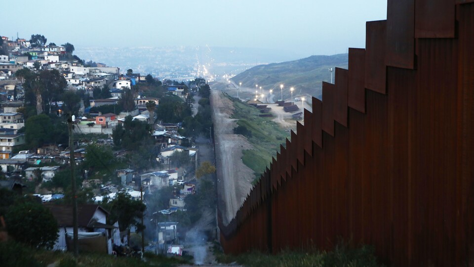 Un mur d'acier sépare le Mexique des États-Unis sur plusieurs kilomètres.