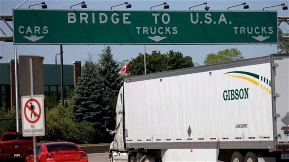 Pancarte annonçant le pont Ambassadeur qui relie Windsor, en Ontario, à Détroit, dans le Michigan.