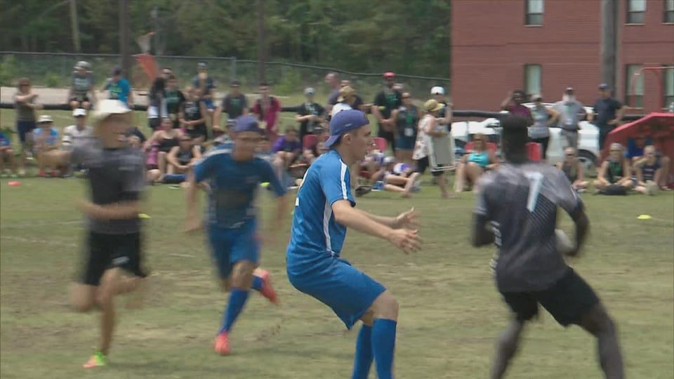 L'équipe du Sud-Est et de la région de Kent se sont affrontés au frisbee ultime.