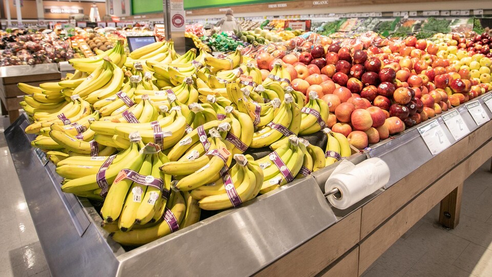 L'étalage des bananes et des pommes d'une épicerie.