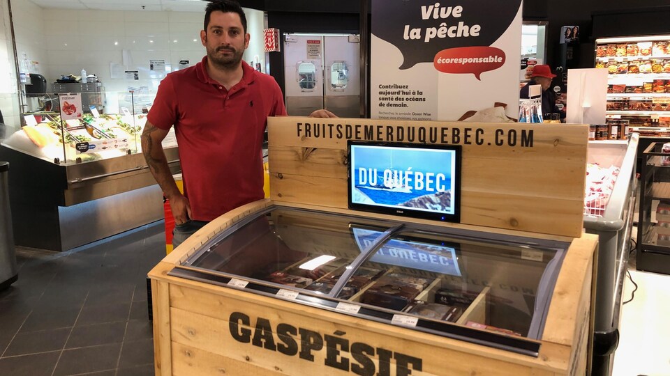 M. Côté et son comptoir de produits de la mer.