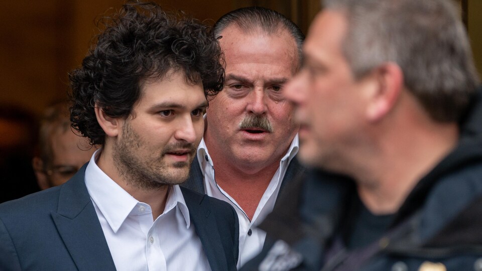 Portrait de Bankman-Fried au moment de quitter le tribunal fédéral de Manhattan.