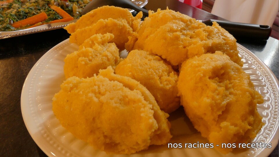 Des petites boules de maïs jaune (fufu) dans une assiette. Une recette africaine.