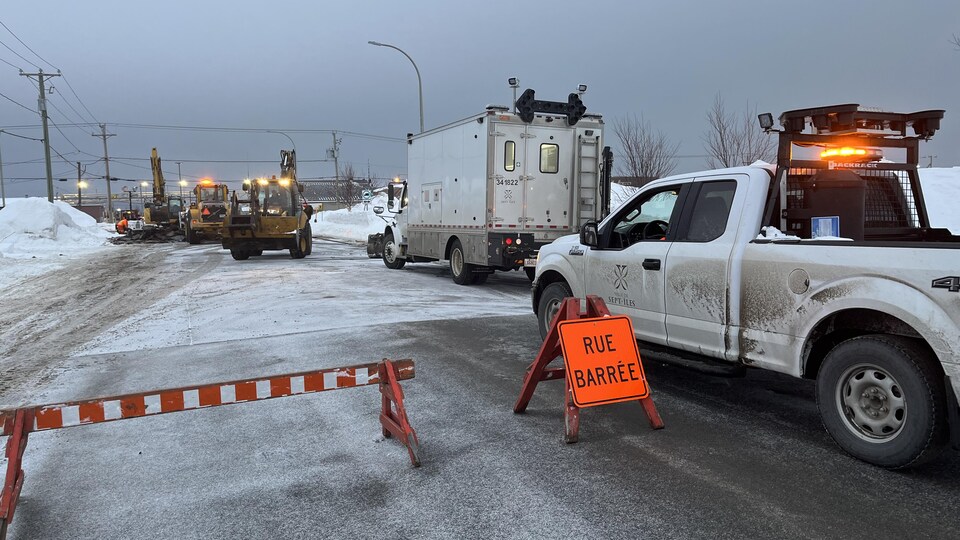 Les camions de la Ville de Sept-Îles stationnés près du site où a été détectée la fuite. 
