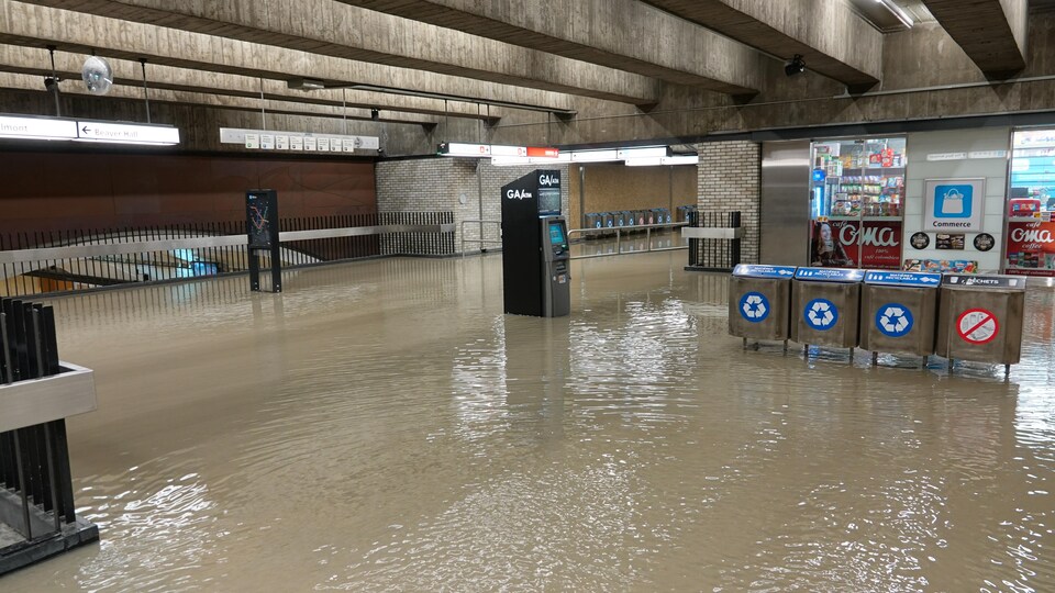 On ne voit plus le sol de la station.