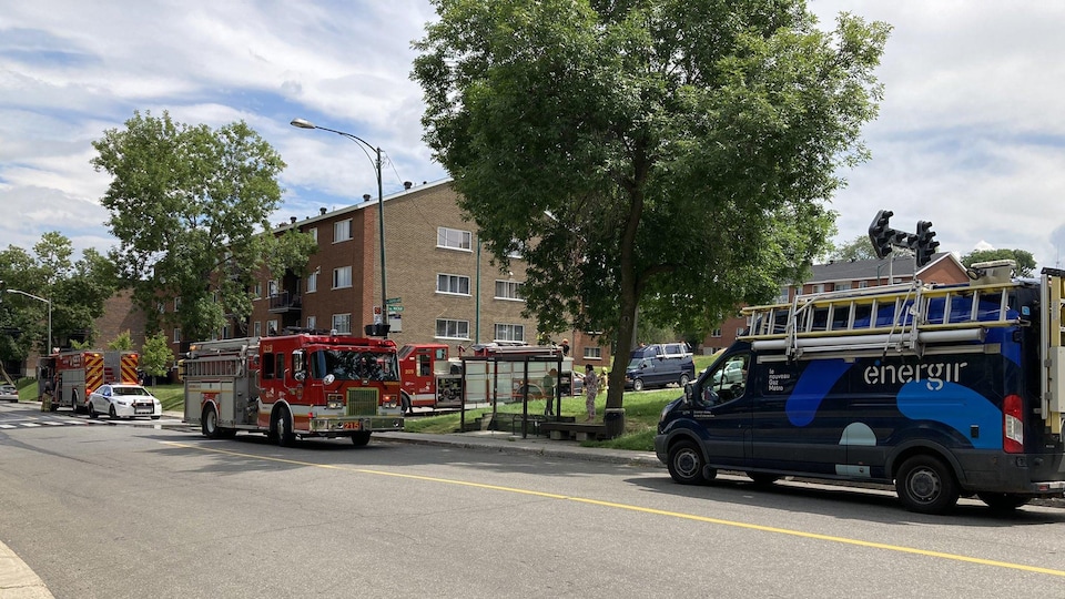 Des camions de pompiers et un camion de l'entreprise Energir sont sur les lieux d'une fuite de gaz.
