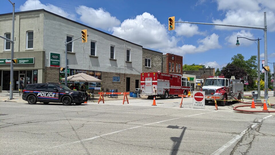 Des camions de secours et une rue barrée au centre-ville de Wheatley.