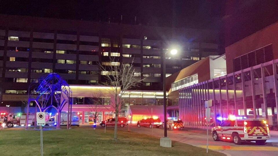 Des véhicules de pompiers devant un hôpital.