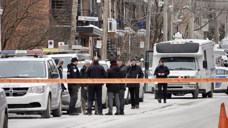 Des agents de police dans une rue du centre-est de Montréal.
