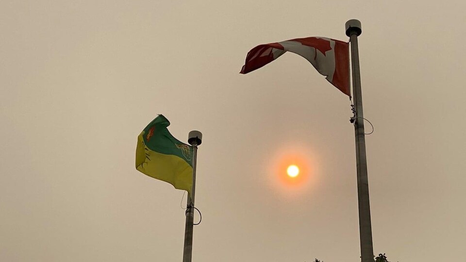 Un soleil voilé dans le ciel.