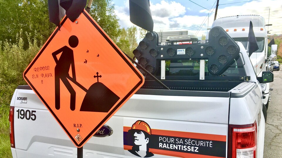 un panneau orange de signalisation