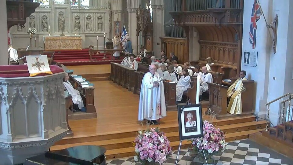 Un service commémoratif en hommage à la reine Élisabeth II à la cathédrale St. John the Baptist.