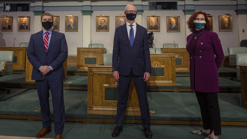 Les trois chefs de parti debout en rang.