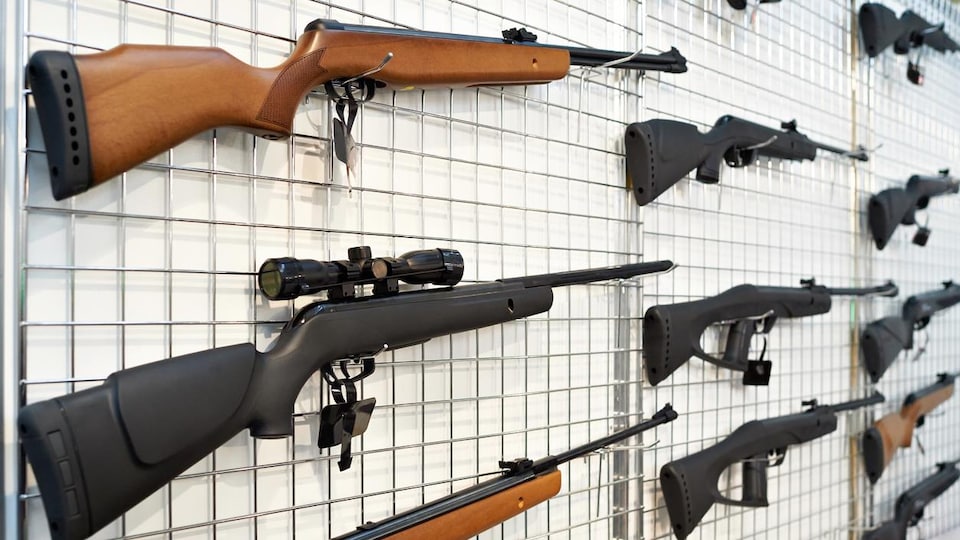 Des armes à feu.