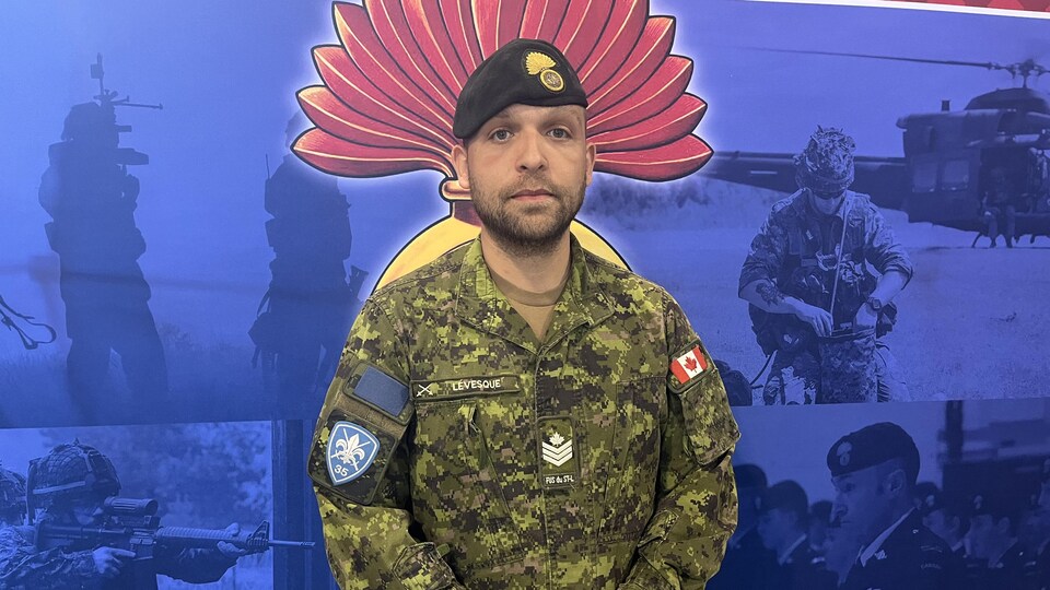 Un homme en uniforme des forces armées canadiennes.