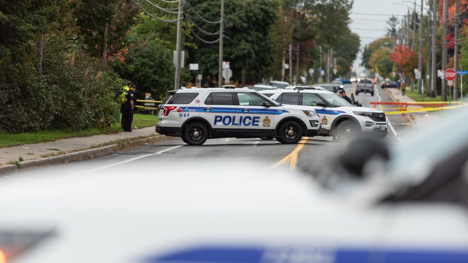 Plusieurs voitures de police en plein milieu d'une rue