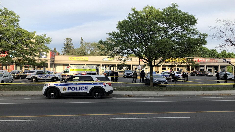 Des policiers établissent un paramètre de sécurité dans un stationnement.