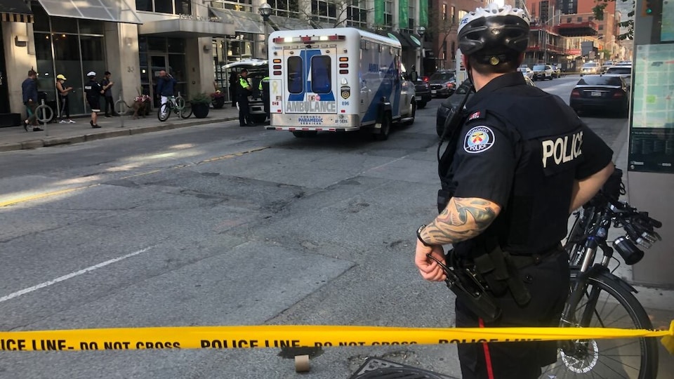 Un policier et une ambulance sur une scène de crime à Toronto.