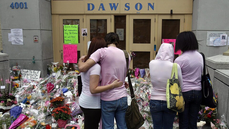 Des étudiants devant le collège Dawson à Montréal.