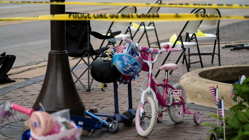 Des trottinettes, un vélo de même que des chaises ont été abandonnés sur le site de la fusillade, délimité par des rubans jaunes de la police.