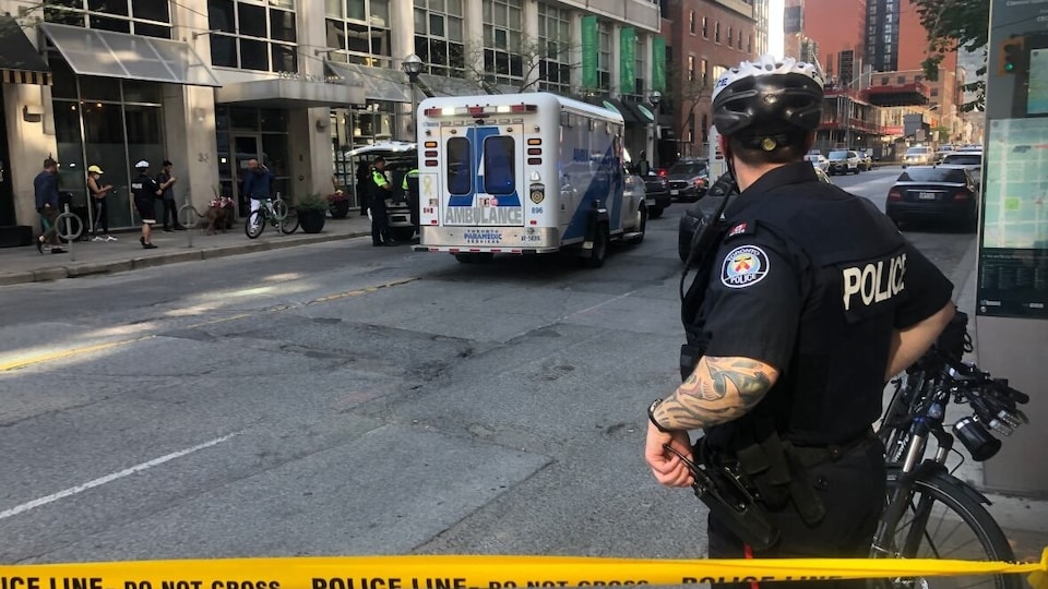 Police et ambulance sur les lieux d'une fusillade.