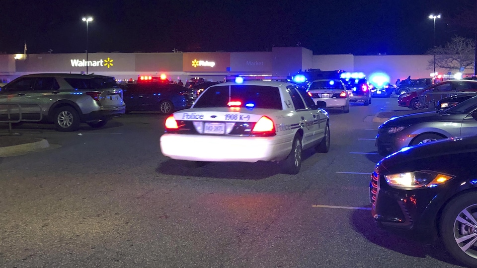 Une scène de crime a été établie dans un magasin à rayons Walmart. Plusieurs autopatrouilles, gyrophares activés, sont stationnées.