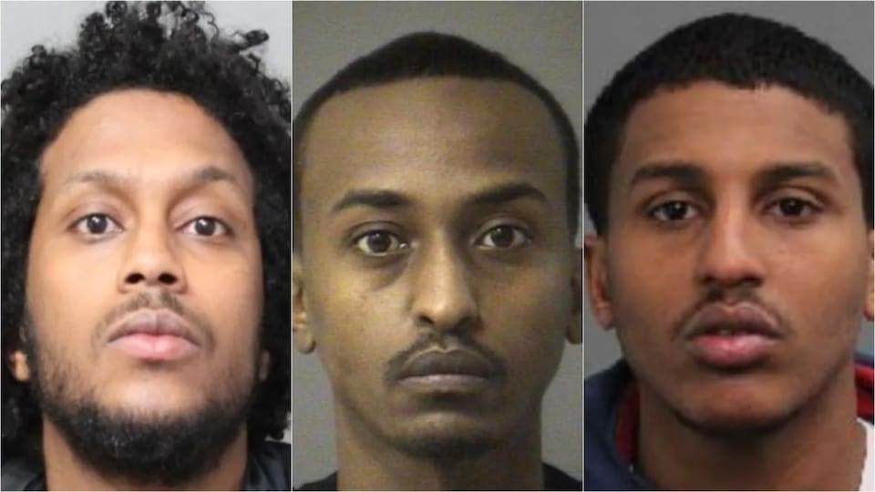 Les photos de tête de trois suspects.