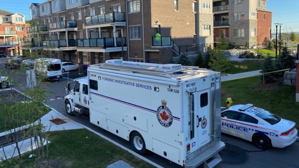 Un poste de commandement mobile de la police dans un quartier.